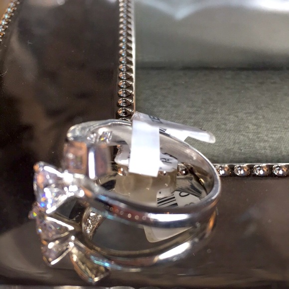 Gorgeous Simulated Diamond Ring - Picture 4 of 5